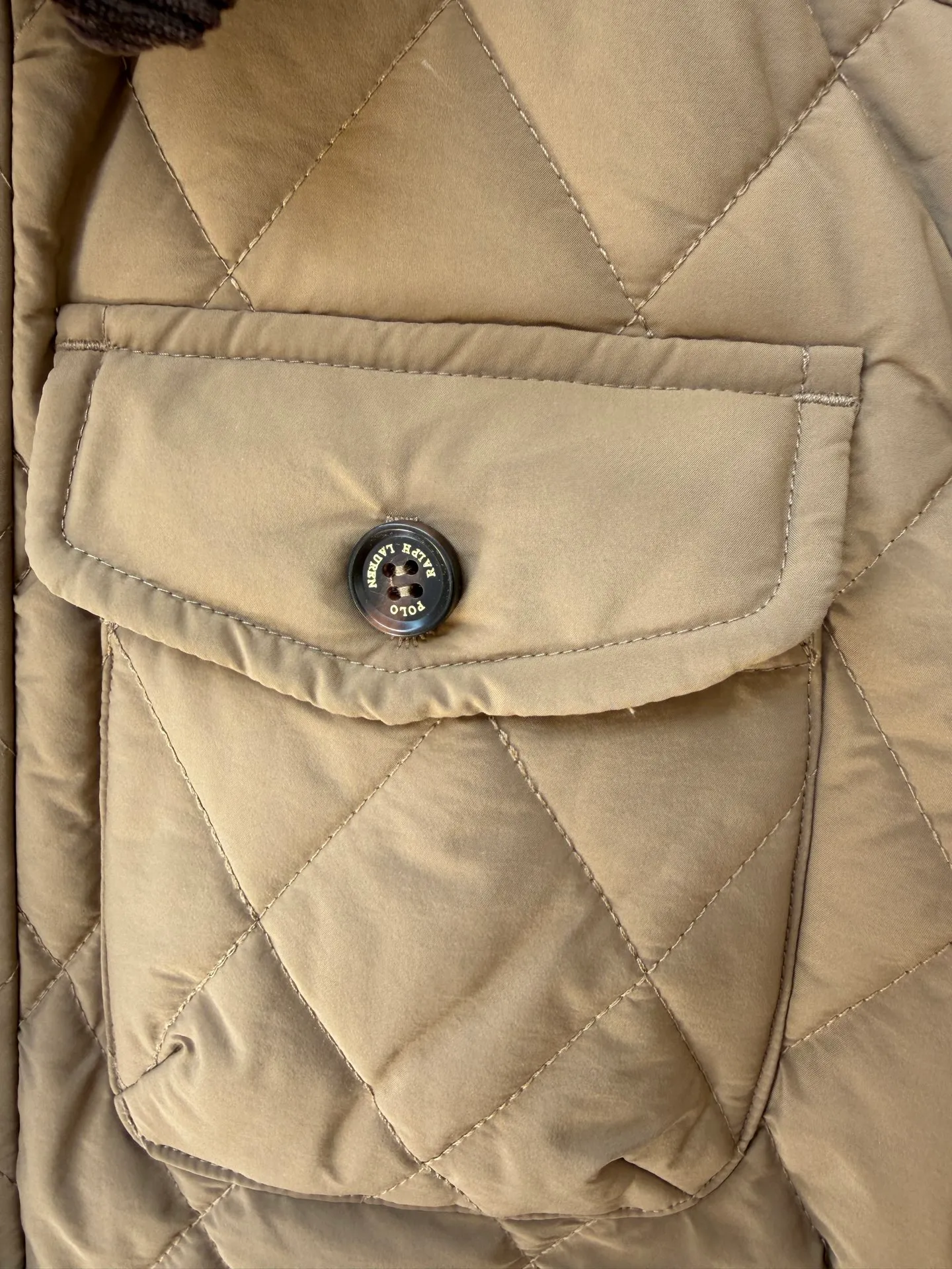 P430 Raff's new rhombus plaid workwear cotton jacket, customized hardware accessories, fine workmanship inside and outside to maintain the original details, simple version, old money style, casual matching, workmanship details restored, diamond grid stitching inside and outside fixed, collar and cuffs with corduroy to add matching attributes, shoulder chapters highlight the brand tonality, hem slit snap design is more matching attributes, full of details